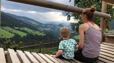 Spielplatz des Alpgasthof Rossmoos mit toller Aussicht ins Alpbachtal