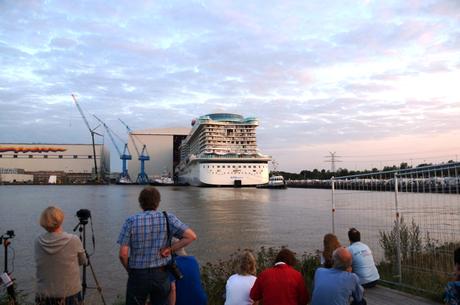 Ausdocken der AIDnova auf der Meyer Werft in Papenburg