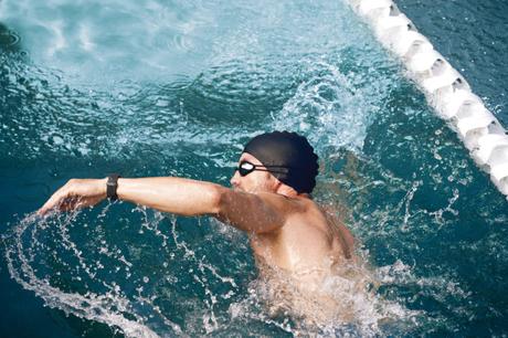 Fitbit Charge 3 beim Schwimmen