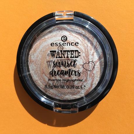 [Werbung] essence wanted: sunset dreamers marble highlighter 01 golden summer days (LE)