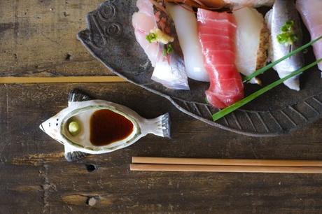 Eine dunkle Sojasauce passt am besten zu Sushi und Sashimi.