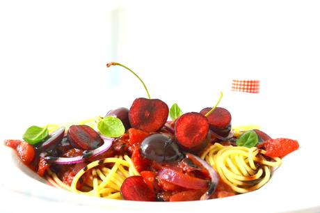 Vegane Spaghetti mit scharfer Kirsch-Salsa