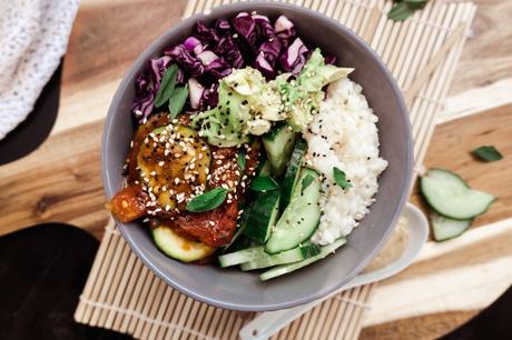 Eine Schüssel voller Glück – Buddha Bowl mit Reis und Gemüse