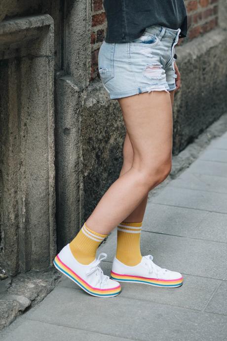 #Sommeroutfit in JeansShorts, Kiss Band-Shirt, Regenbogen Sneakers und gelben Sportsocken