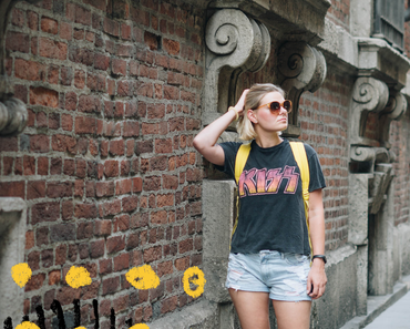 #Sommeroutfit in JeansShorts, Kiss Band-Shirt, Regenbogen Sneakers und gelben Sportsocken