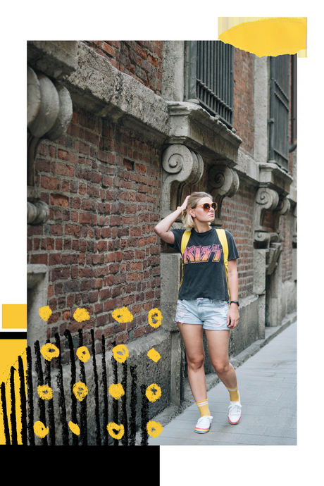 #Sommeroutfit in JeansShorts, Kiss Band-Shirt, Regenbogen Sneakers und gelben Sportsocken