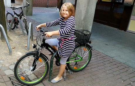 Foto: Enkelin Juliana auf ihrem neuen Rad