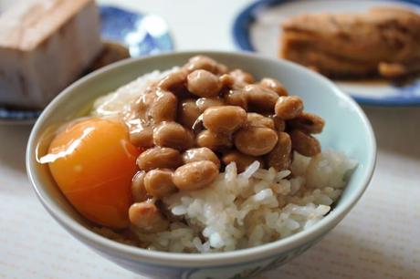 Natto mit einem rohen Ei ist ein gern gegessener Klassiker in Japan.