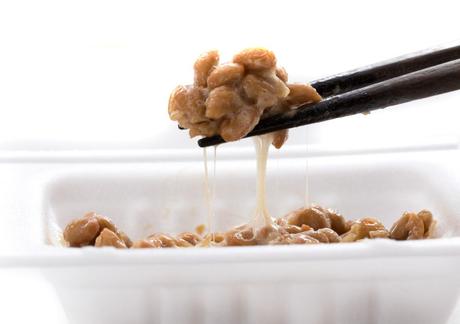 Die Natto Bohnen ziehen weißliche Fäden beim Anheben.