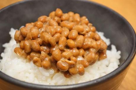 Natto wird fast immer zu Reis gegessen.