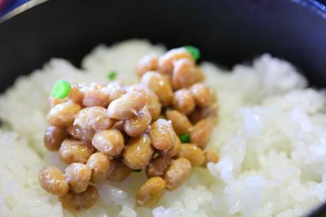 Natto auf Reis ist ein beliebtes Frühstücksrezept in Japan.