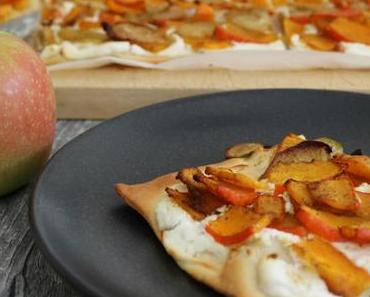 Flammkuchen mit Kürbis, Apfel und Ziegenkäse
