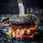 Black Burger mit Gorgonzola und Feigen-Balsamico-Zwiebeln