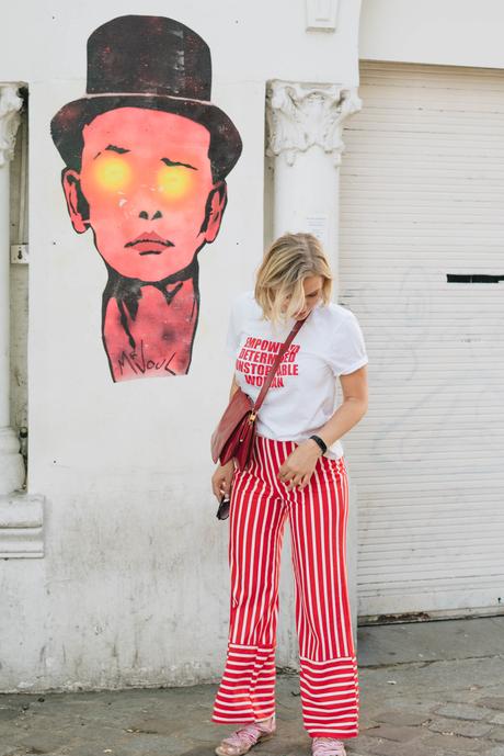 #Sommeroutfit in rot gestreifter Hose, Schnürsandalen und Statement Shirt