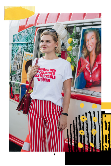 #Sommeroutfit in rot gestreifter Hose, Schnürsandalen und Statement Shirt
