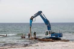 Neue Buhnen werden am Strand in Vitte auf Hiddensee gerammt