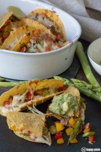 Tacos mit gruenem Spargel und Guacamole mit Kaese ueberbacken und Carnitas_