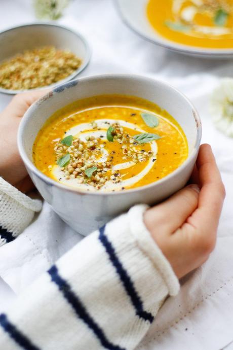 HERBSTLICHES GLÜCK – ZUM LÖFFELN NAH! Süßkartoffel-Kokos-Suppe mit Cashewcreme und geröstetem Buchweizen