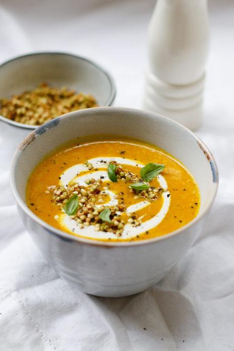 HERBSTLICHES GLÜCK – ZUM LÖFFELN NAH! Süßkartoffel-Kokos-Suppe mit Cashewcreme und geröstetem Buchweizen