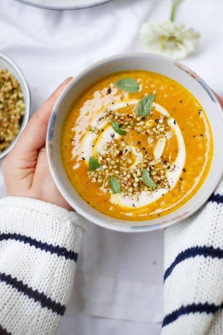 HERBSTLICHES GLÜCK – ZUM LÖFFELN NAH! Süßkartoffel-Kokos-Suppe mit Cashewcreme und geröstetem Buchweizen