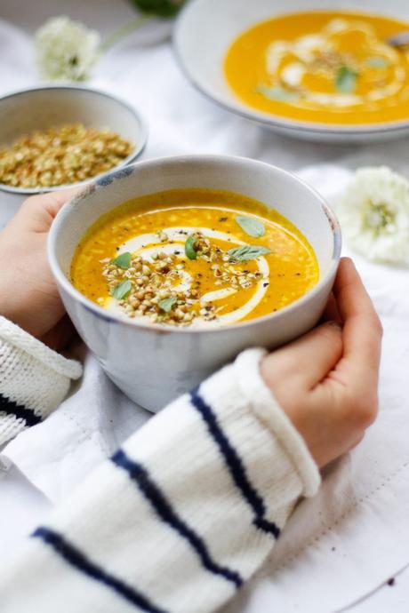 HERBSTLICHES GLÜCK – ZUM LÖFFELN NAH! Süßkartoffel-Kokos-Suppe mit Cashewcreme und geröstetem Buchweizen