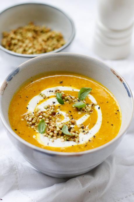 HERBSTLICHES GLÜCK – ZUM LÖFFELN NAH! Süßkartoffel-Kokos-Suppe mit Cashewcreme und geröstetem Buchweizen