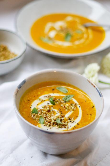 HERBSTLICHES GLÜCK – ZUM LÖFFELN NAH! Süßkartoffel-Kokos-Suppe mit Cashewcreme und geröstetem Buchweizen