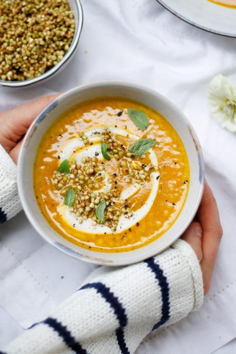 HERBSTLICHES GLÜCK – ZUM LÖFFELN NAH! Süßkartoffel-Kokos-Suppe mit Cashewcreme und geröstetem Buchweizen