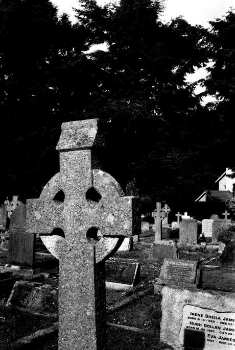 Friedhof Enniskerry 03, Rollei35 Ilford HP5 400