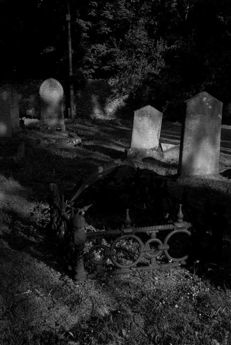 Friedhof Enniskerry 05, Rollei35 Ilford HP5 400