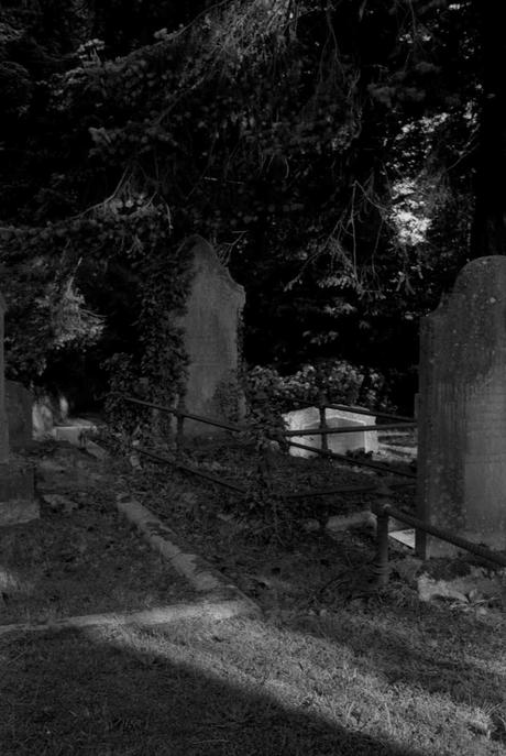 Friedhof Enniskerry 04, Rollei35 Ilford HP5 400
