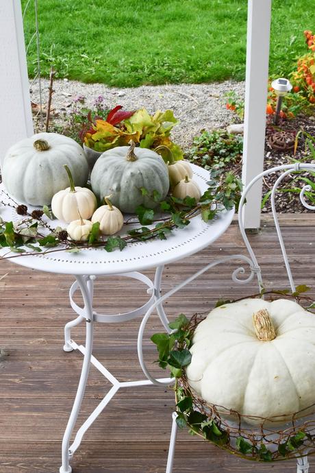 Dekoideen mit Kürbis für den Herbst. Kürbisse natürlich dekorieren. Tischdeko, Tisch dekorieren Herbstdeko, herbstliche Deko, Balkon Garten