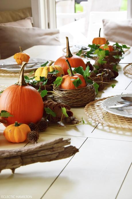 Dekoideen mit Kürbis für den Herbst. Kürbisse natürlich dekorieren. Tischdeko, Tisch dekorieren Herbstdeko, herbstliche Deko, herbstliche Tischdeko