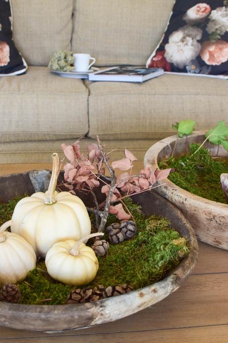 Dekoideen mit Kürbis für den Herbst. Kürbisse natürlich dekorieren. Tischdeko, Tisch dekorieren Herbstdeko, herbstliche Deko, Wohnzimmerdekko 