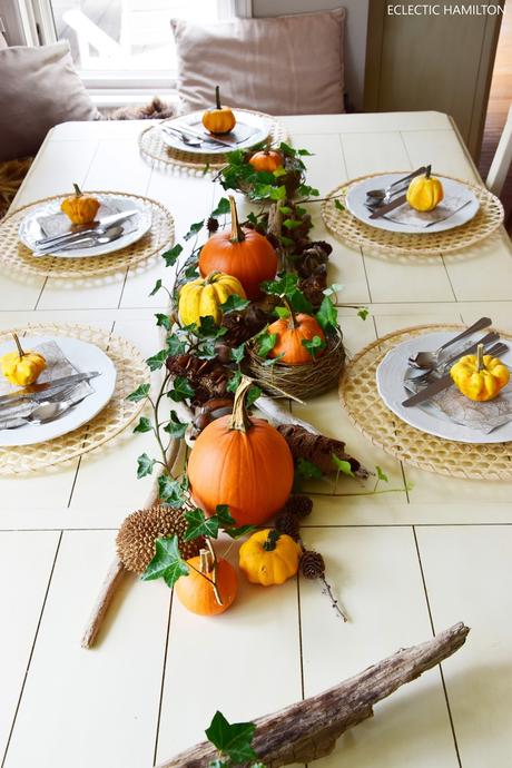 Dekoideen mit Kürbis für den Herbst. Kürbisse natürlich dekorieren. Tischdeko, Tisch dekorieren Herbstdeko, herbstliche Deko, gedeckter Tisch