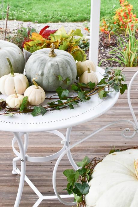 Dekoideen mit Kürbis für den Herbst. Kürbisse natürlich dekorieren. Tischdeko, Tisch dekorieren Herbstdeko, herbstliche Deko, garten balkon