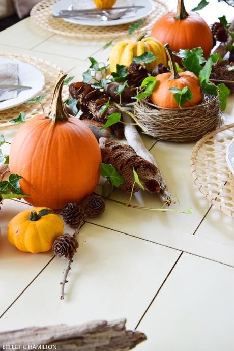 Dekoideen mit Kürbis für den Herbst. Kürbisse natürlich dekorieren. Tischdeko, Tisch dekorieren Herbstdeko, herbstliche Deko, Esszimmer