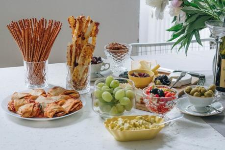 Wie stelle ich ein mediterranes Fingerfood Party Buffet zusammen?
