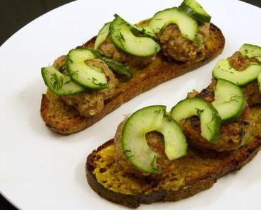 Geröstetes Roggenbrot mit Fleischbällchen und Gurkenpickles