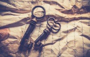 Zwei Schlüssel liegen auf einem zerknitterten Brief
