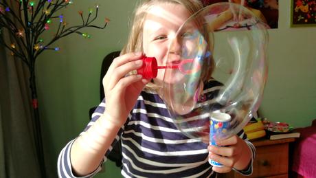Foto: Juliana macht Riesenseifenblasen