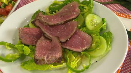 Tagliata vom Entrecôte auf Salatbett