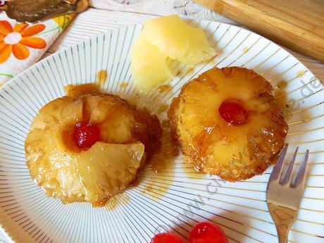 Maraschino Kirschen und Ananas ergeben einen Pineapple-Upside-Down Cake #Rezept #Mini #Lecker