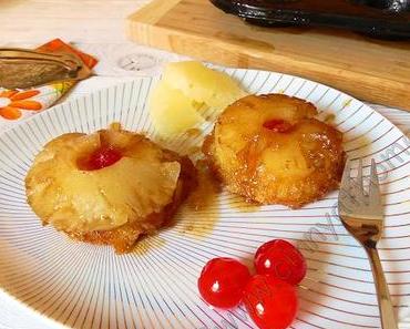 Maraschino Kirschen und Ananas ergeben einen Pineapple-Upside-Down Cake #Rezept #Mini #Lecker