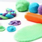 Super easy und ohne giftige Inhaltsstoffe: Knete für Kleinkinder selber machen