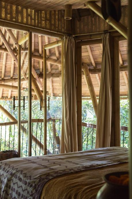 Villa aus Bambus mit Ausblick auf Jungle