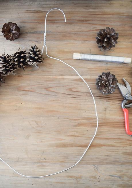 Kranz binden mit Zapfen für Herbst Weihnachten mit Draht und Kleiderbügel. Einfach selbermachen, DIY. Kieferzapfen Dekoidee Deko Dekoration