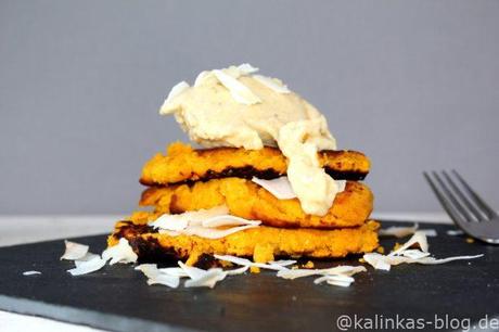 Pumpkin-Pancake mit Ananas-Kokos-Eiscreme