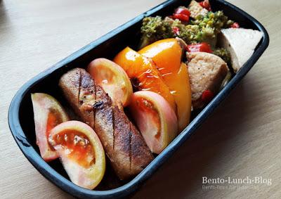 Bento #180: Mie-Nudeln mit Tofu-Brokkoli, Paprika und Würstchen