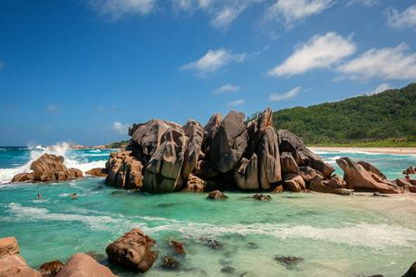 In der durch Felsen geschützte Bucht im Norden der Anse Cocos kannst du baden